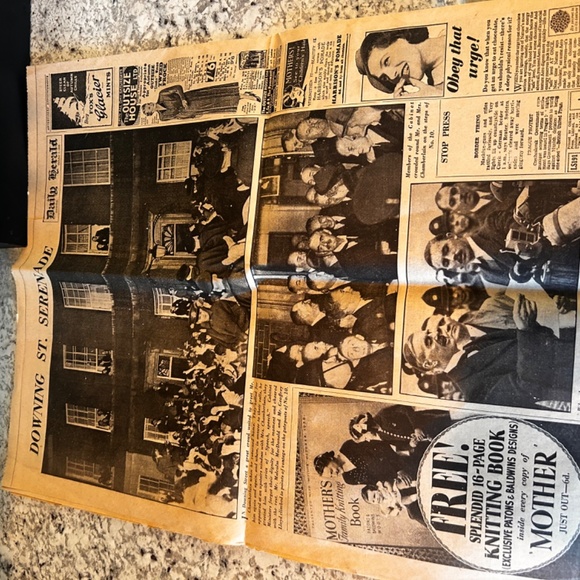 1938 DAILY HERALD CHAMBERLAIN DECLARES PEACE FOR OUR TIME NEWSPAPER - Picture 4 of 5